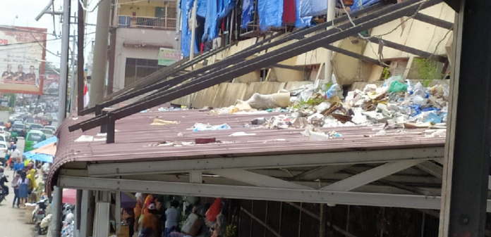 pasar_horas_jadi_kumuh_sampah_menumpuk_di_kanopi