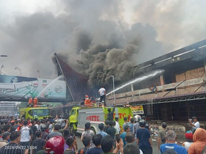 pasar_horas_siantar_terbakar_ketua_kp2h_gedung_iv_tiba_tiba_sudah_banyak_asap