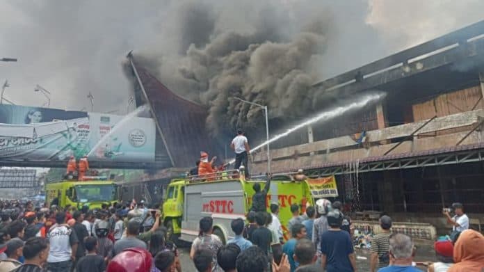 pasar_horas_siantar_terbakar_pd_phj_menghitung_kerugian_hingga_malam_hari