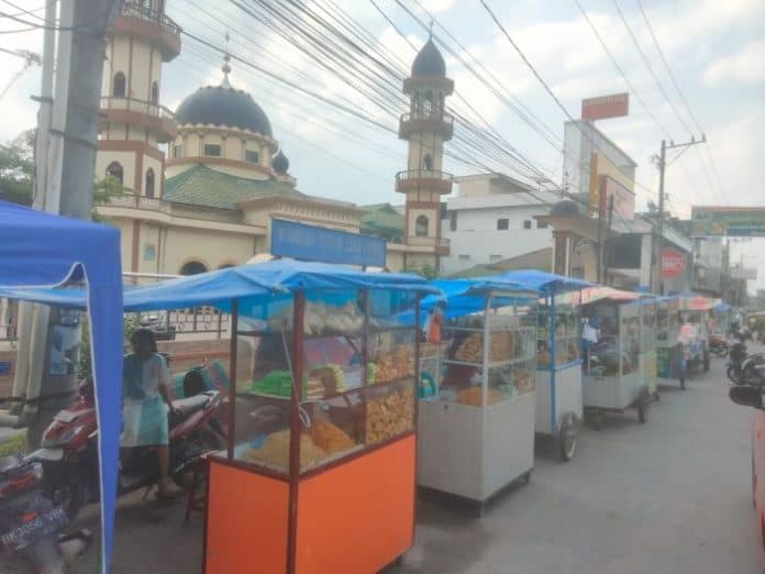 pasar_takjil_di_depan_masjid_raya_kisaran_sudah_ada_sejak_tahun_90_an