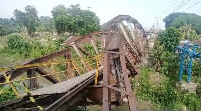 pasca_ambruk_dan_ditinjau_wali_kota_jembatan_gang_perbatasan_ditutup_warga