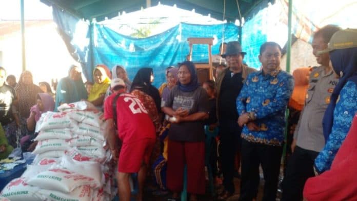 pasca_banjir_bupati_sergai_tinjau_warga_terdampak_di_pekan_tanjung_beringin