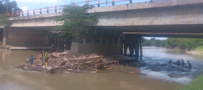 pasca_banjir_dinas_pupr_kota_tebing_tinggi_bersihkan_sampah_di_bawah_jembatan
