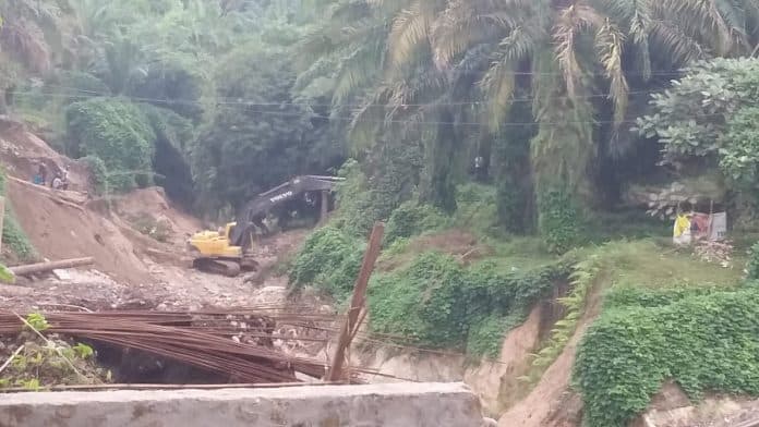 pasca_banjir_pemerintah_kecamatan_buat_jembatan_darurat