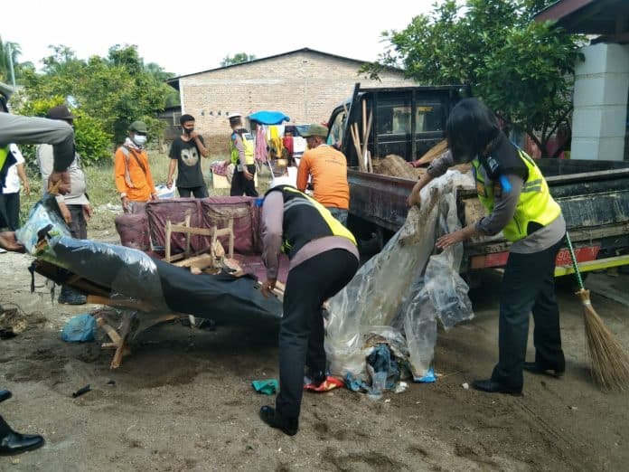 pasca_banjir_personil_polres_tebing_tinggi_lakukan_gotong_royong