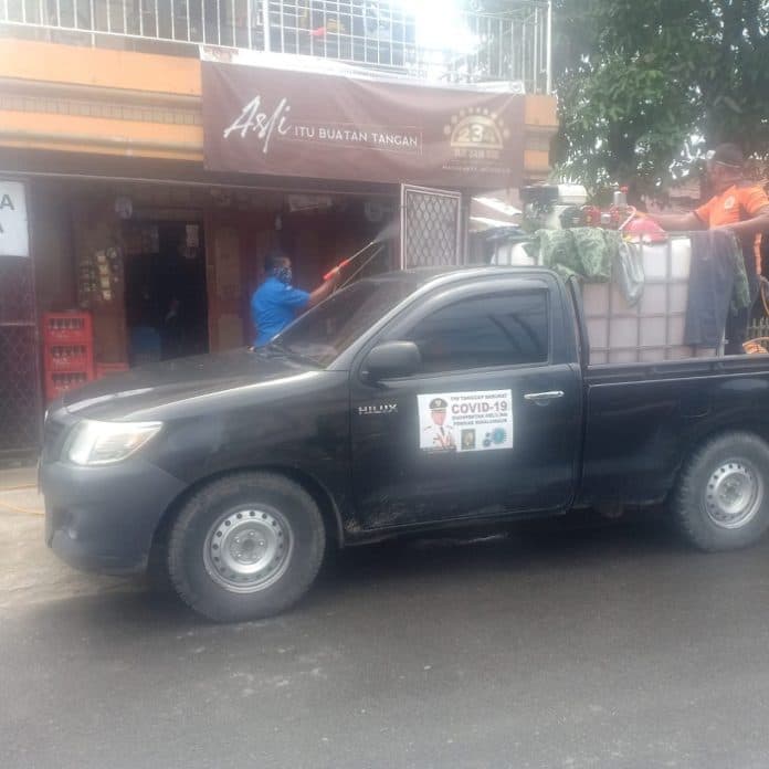 pasca_dua_warga_simalungun_disebut_positif_covid_19_dinkes_kerahkan_damkar_semprot_disinfektan