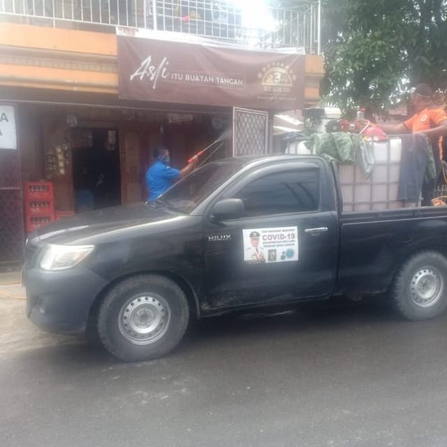 pasca_dua_warga_simalungun_disebut_positif_covid_19_dinkes_kerahkan_damkar_semprot_disinfektan