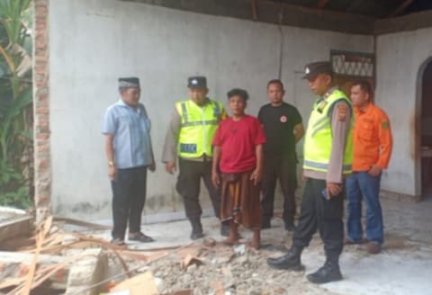 pasca_gempa_bumi_kapolres_tapsel_kunjungi_warga_yang_rumahnya_rusak