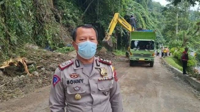 pasca_longsor_jalur_medan_brastagi_km_50_sudah_bisa_dilalui