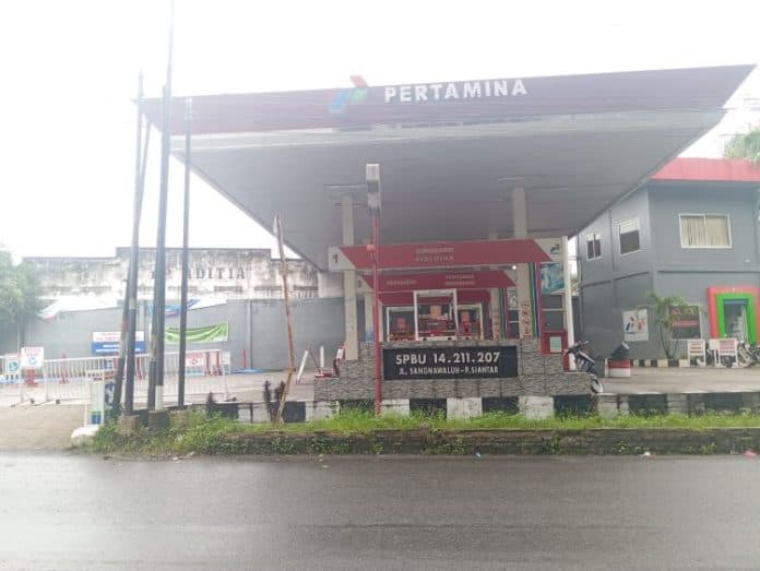 pasca_ricuh_bbm_diduga_campur_air_spbu_sambo_berhenti_beroperasi_sementara