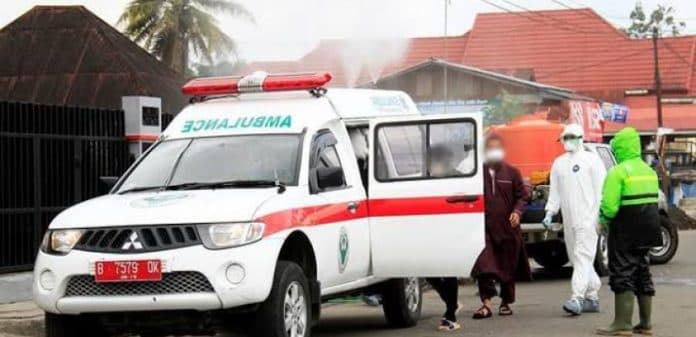 pasien_covid_19_kabur_dari_ambulans_dan_berbaur_dengan_massa_aksi