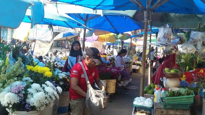 paskah_ziarah_kubur_dan_penjualan_bunga_sepi