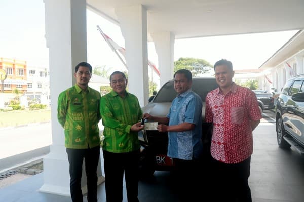 paslon_bupati_sergai_darma_wijaya_adlin_tambunan_kembalikan_mobil_dinas