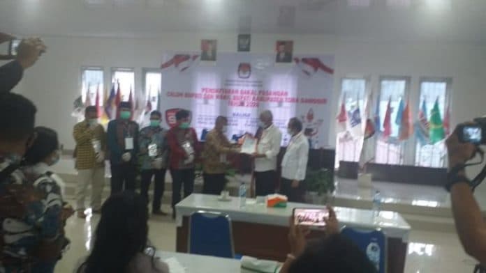 paslon_petahana_resmi_mendaftar_ke_kpud_toba