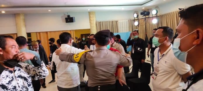 paslon_protes_pengambilan_gambar_kru_tv_timbul_jaya_sibarani_ini_biaya_negara_kamu_tahu_itu