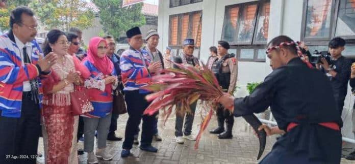 paslon_rim_uli_bintangta_orang_pertama_mendaftar_ke_kpu_dairi