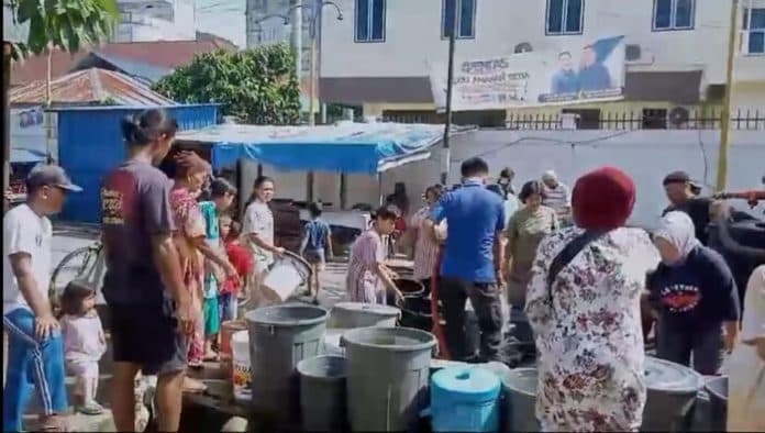 pasokan_berkurang_truk_tangki_dikerahkan_distribusikan_air_ke_warga