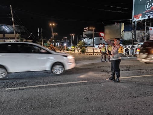 pastikan_arus_balik_lancar_kapolres_simalungun_ikut_atur_lalu_lintas