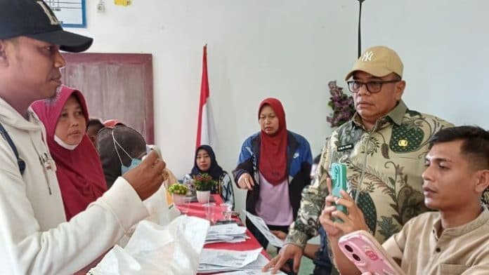 pastikan_bantuan_tepat_sasaran_pjs_bupati_sergai_pantau_penyaluran_beras_bulog_di_desa_kota_pari