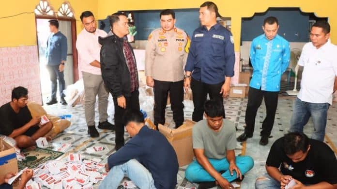 pastikan_keamanan_logistik_pilkada_kapolres_dan_pj_bupati_batu_bara_cek_gudang_kpu