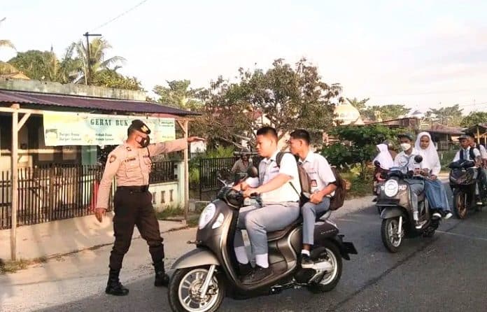 pastikan_keselamatan_siswa_personel_polsek_labuhanruku_tata_lalulintas_di_depan_sekolah