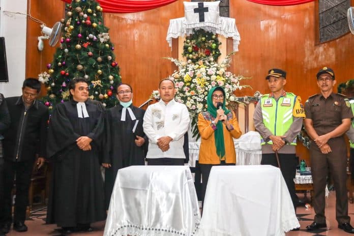 pastikan_malam_natal_aman_dr_susanti_dan_forkopimda_kunjungi_gereja_di_siantar