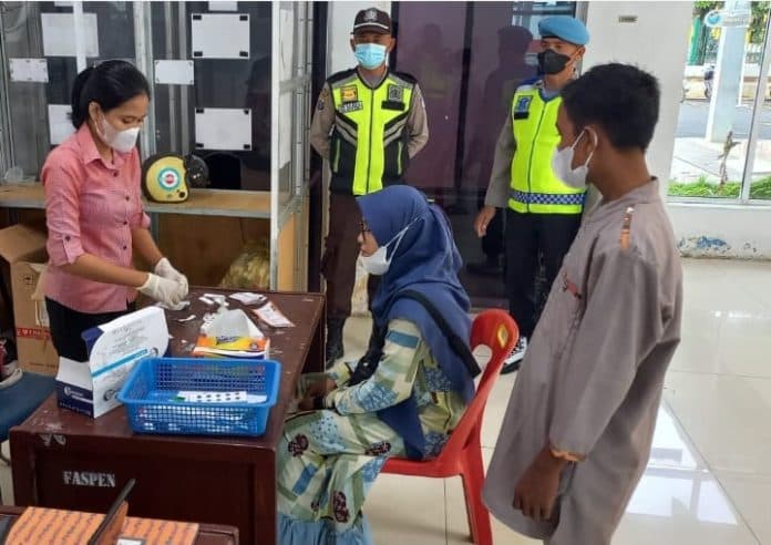 pastikan_penumpang_sudah_divaksinasi_polisi_periksa_aplikasi_pedulilindungi_di_stasiun_ka_tebing_tinggi