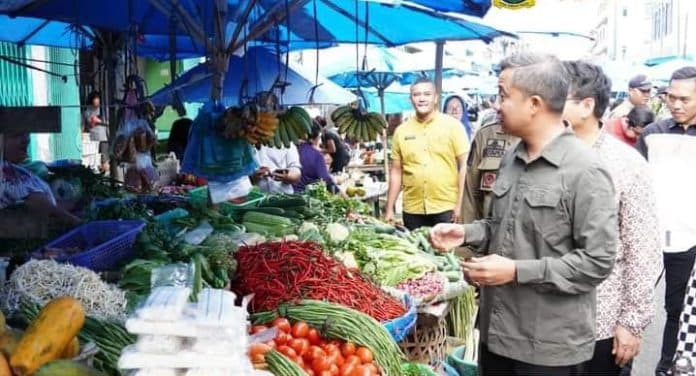 pastikan_stok_pangan_cukup_pj_wali_kota_tebing_tinggi_tinjau_pasar_kambir