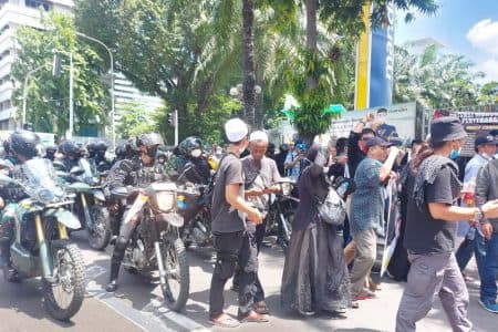 pasukan_motor_trail_bubarkan_massa_reuni_212_di_thamrin