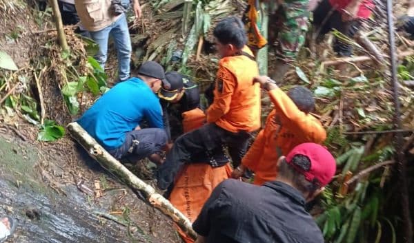 pasutri_yang_hanyut_di_sungai_bah_sombu_ditemukan_meninggal_dunia