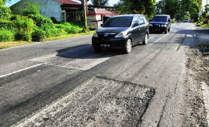 patching_di_jalan_siantar_parapat_km_45_bahayakan_pengendara