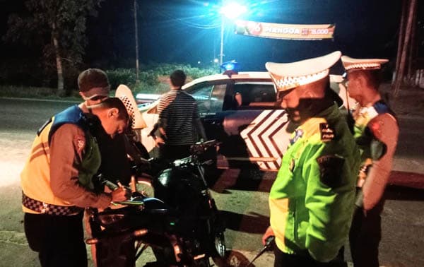 patroli_blue_lightsat_lantas_polres_batu_bara_dan_polsek_indrapura_20_pemotor_ditilang