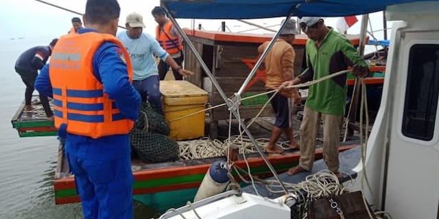 patroli_di_perairan_sergai_sat_pol_air_amankan_2_pukat_trawl_asal_batu_bara