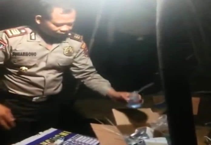 patroli_di_simpang_gambus_sat_binmas_temukan_40_bong