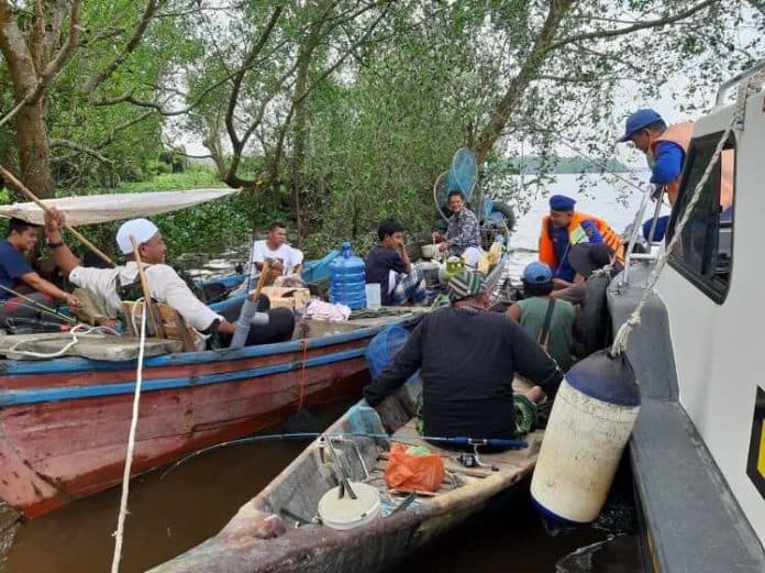 patroli_satpol_airud_tanjung_balai_dengarkan_curhatan_nelayan