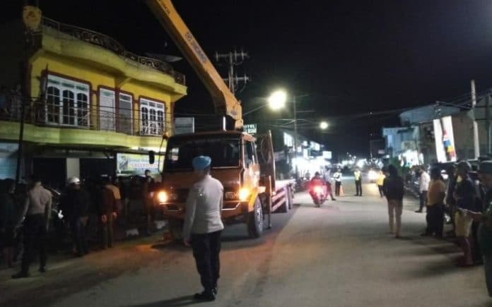 patroli_subuh_polres_samosir_bantu_korban_kecelakaan_tunggal