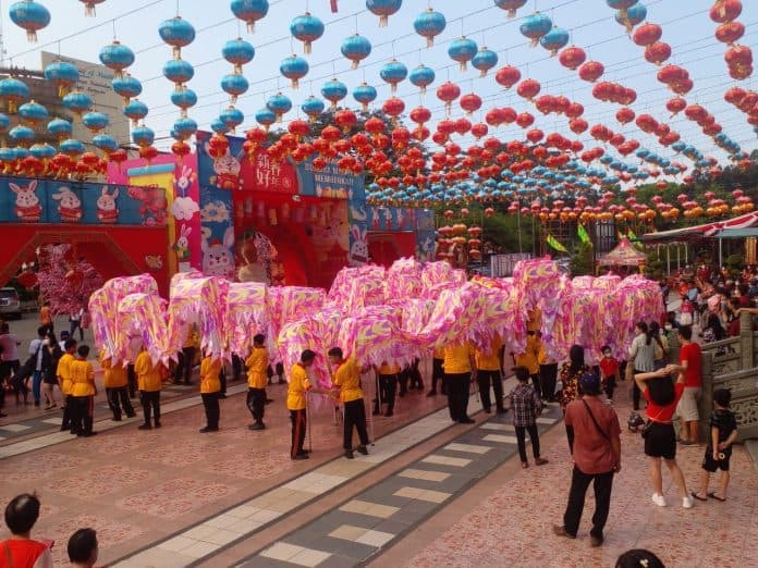 pawai_naga_liong_di_maha_vihara_maitreya_deli_serdang_pecahkan_rekor_muri