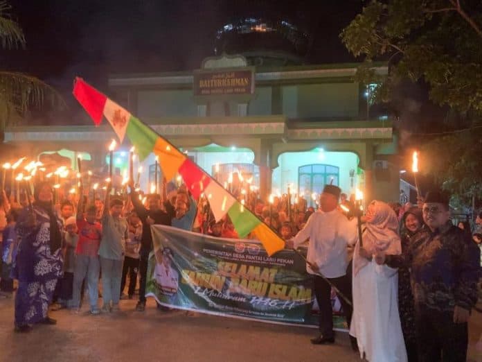 pawai_obor_dan_pembagian_bubur_asyura_di_pantai_labu