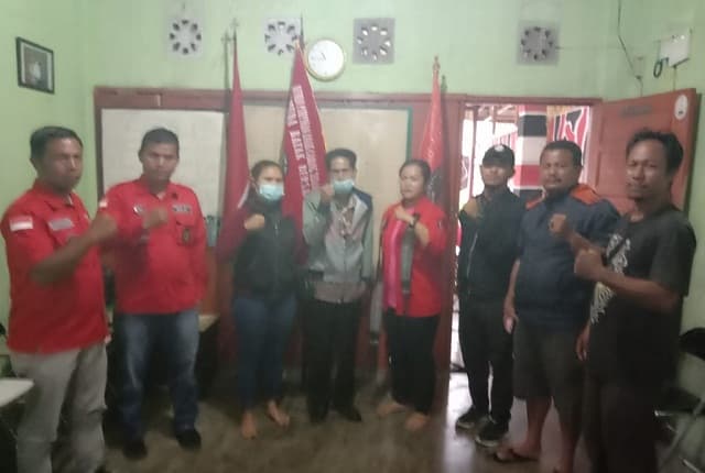 pbb_dampingi_wanita_yang_ditipu_kompol_gadungan_ke_poldasu