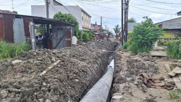 pdam_bongkar_pipa_akses_jalan_bakti_medan_helvetia_ditutup_sementara