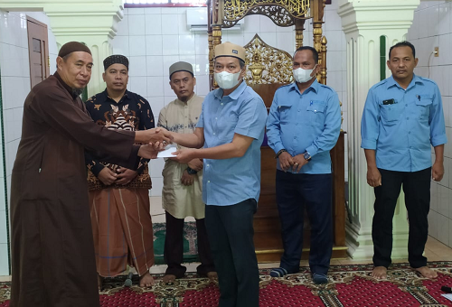 pdam_tirta_uli_siantar_salurkan_bantuan_ke_mesjid_al_hidayah_dan_al_jihad