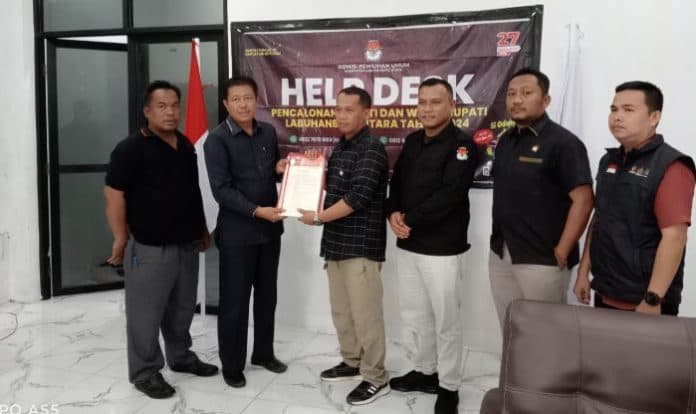 pdi_perjuangan_serahkan_berkas_pencalonan_rizal_darno_ke_kpu_labura