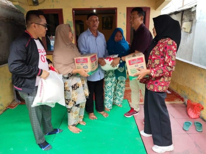pdi_perjuangan_sumut_salurkan_bantuan_kepada_korban_kebakaran_di_belawan