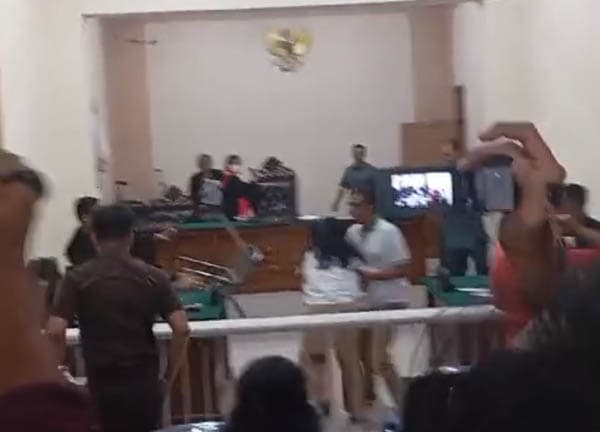 pdt_jrp_divonis_3_tahun_penjara_dalam_kasus_cabul_istri_lempar_kursi_ke_majelis_hakim