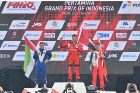pebalap_tim_sharjah_rusty_wyatt_juara_grand_prix_pertamina_f1_powerboat_danau_toba_2024