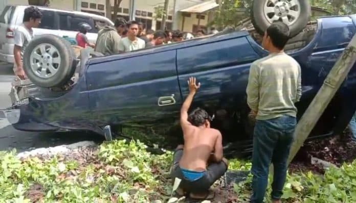 pecah_ban_mobil_kijang_terbalik_di_ruas_jalan_gunung_leuser_kota_tebing_tinggi
