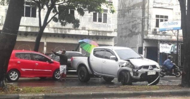pecah_ban_mobil_strada_triton_tabrak_pohon_di_medan_selayang