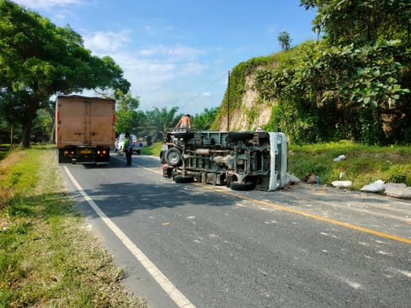 pecah_ban_truk_isuzu_terguling_di_serdang_bedagai