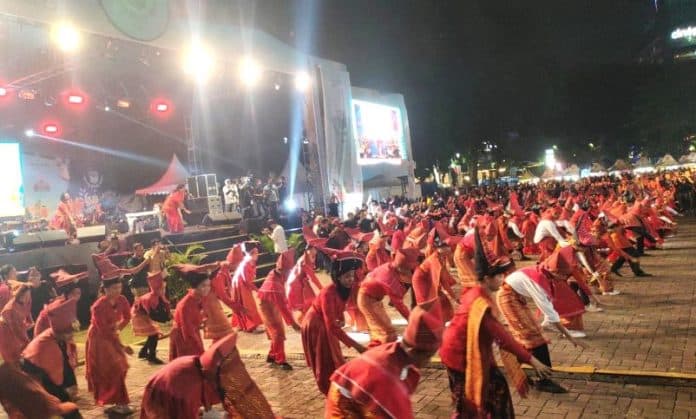 pecahkan_rekor_muri_1020_penari_mbuah_page_meriahkan_merdang_merdem