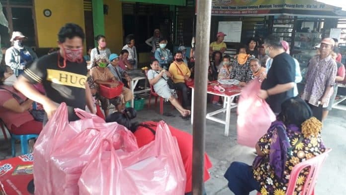 pedagang_asongan_eks_terminal_suka_dame_dapat_nasi_kotak